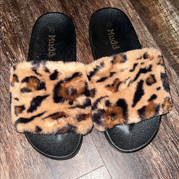 Mudd Tan and Black Faux Fur Slides - Picture 2 of 5